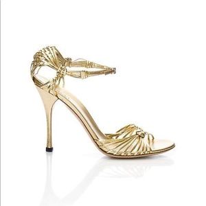 GUCCI Gold leather knotted sandals.